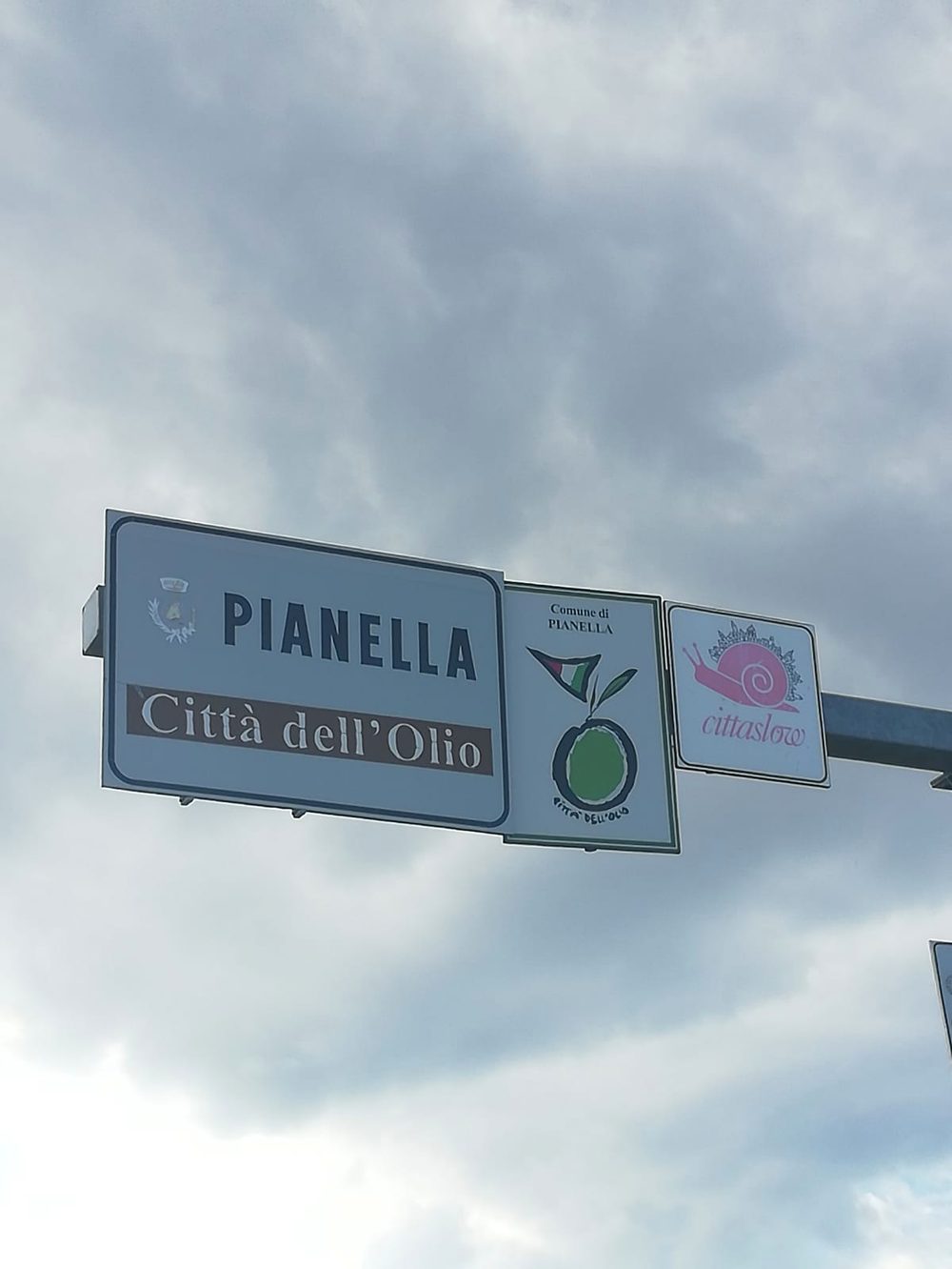 Il cartello di ingresso a Pianella, città dell'olio